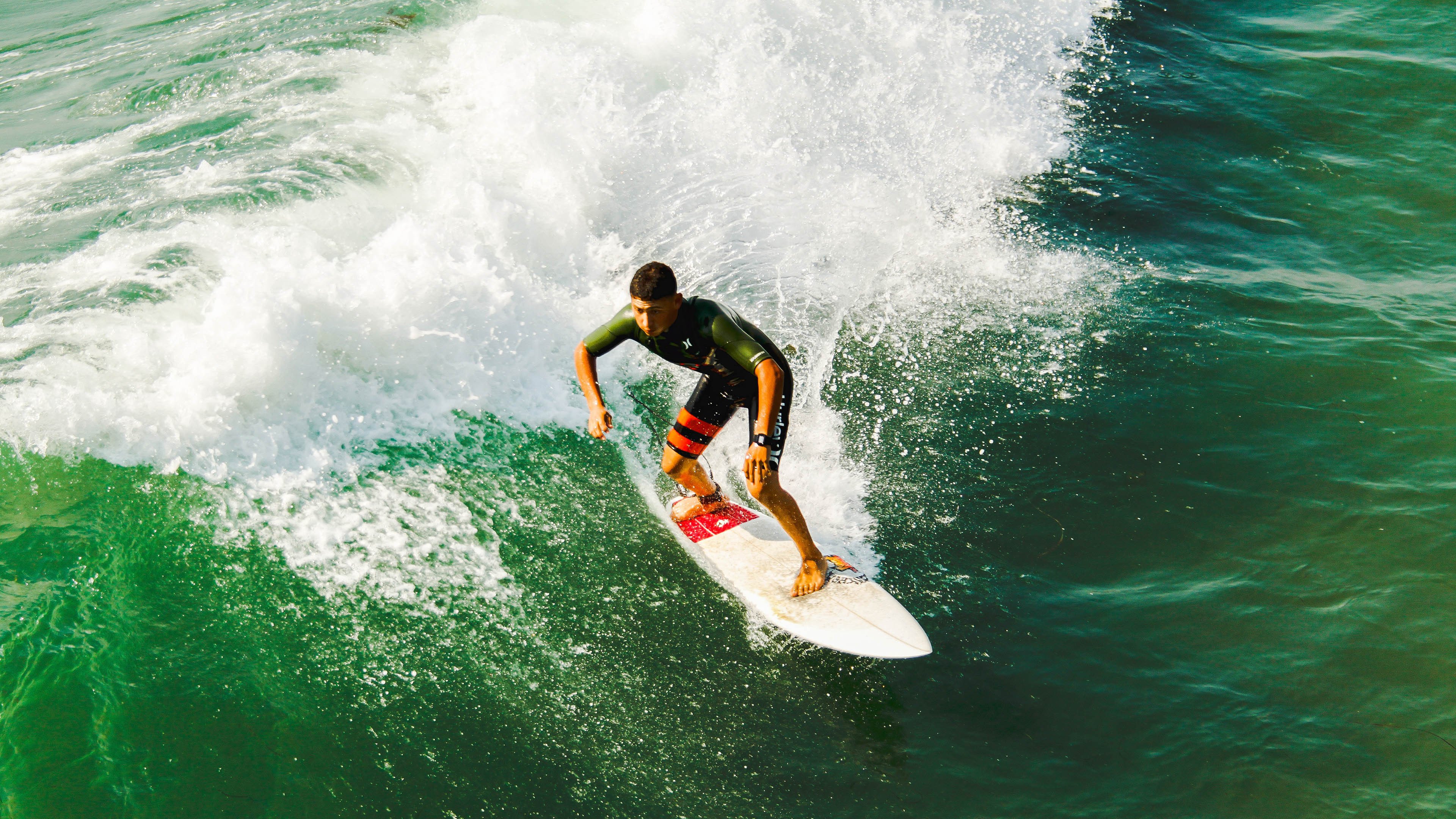 爱游戏电竞官网-2022季后赛：库里连续三场投中10+三分，成为历史上最“狂”的远投王！